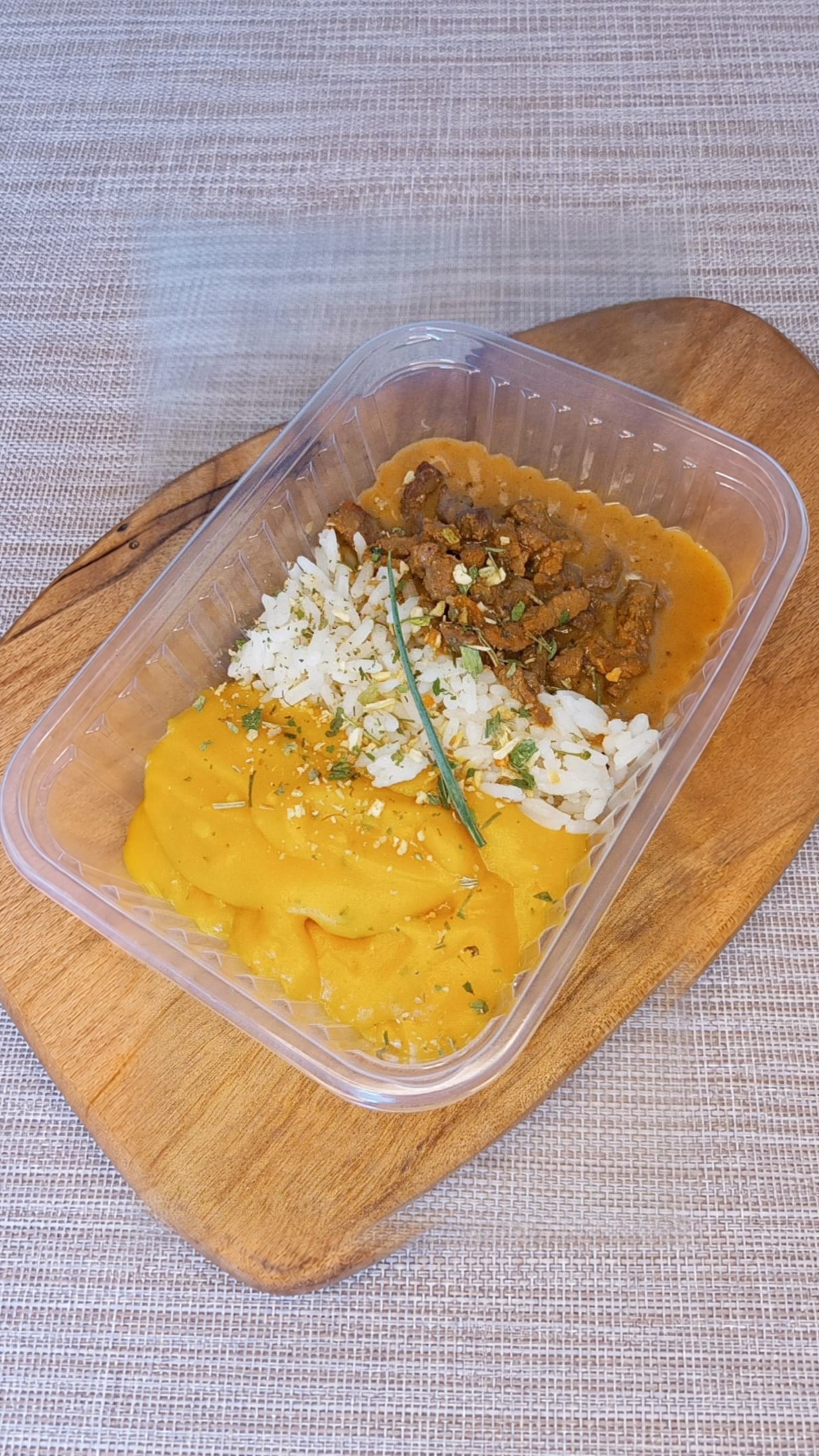 Marmita 19: Strogonoff de carne, arroz, purê de batata e abóbora - Casa Verde Foz do Iguaçu