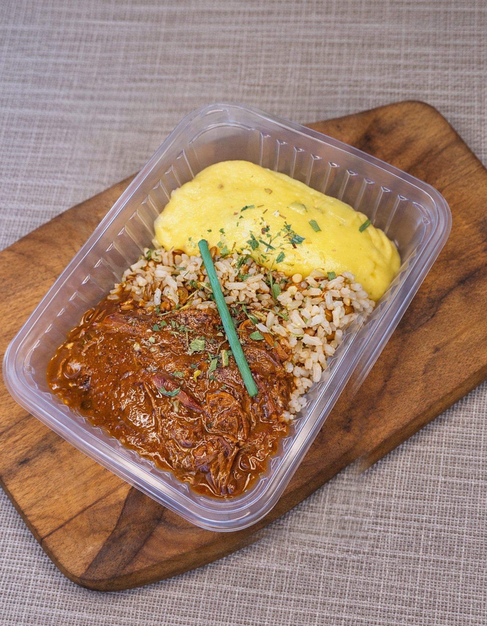 Marmita 25: Arroz com lentilha, carne de panela e purê de batata-salsa - Casa Verde Foz do Iguaçu